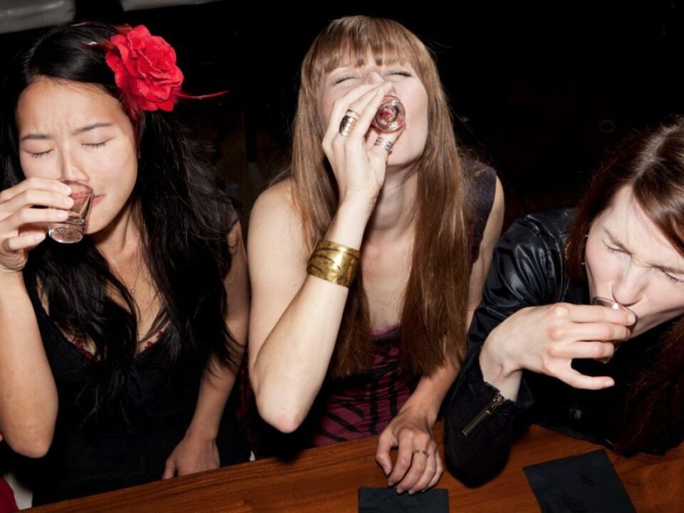 Pour lutter contre l'alcoolisme, une femme a besoin de rompre les relations avec des amis boit